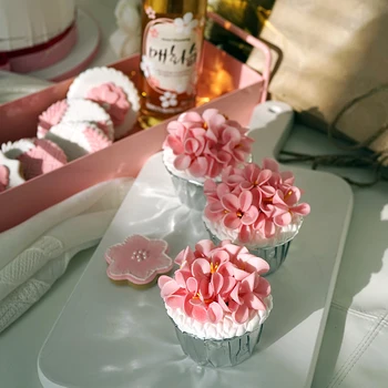 Simulácia Cherry Blossom Cup Cake Dezert Tabuľka Dekor Okne Displeja Umelé Popoludňajší Čaj Roztomilý Streľba Rekvizity