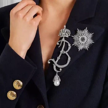 Vintage plný kamienkami pearl písmeno veľké brošne pin nevesta Kryštály koruny brošňa osobnosti ženské šperky príslušenstvo