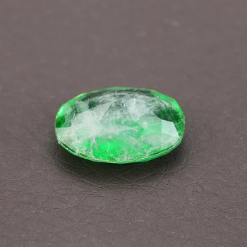 Oválny tvar, prírodný krištáľ pridať skla zelenej farby a červená farba voľné kameň