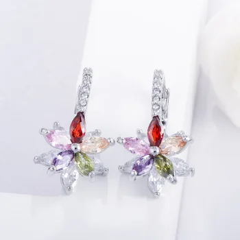 Qoolady kórejský Štýl Farebnými Zirkónmi Crystal 3D Geometrické Sladké Kvetinové Šperky Stud Náušnice pre Strany Žien Darček E005