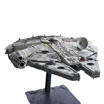 BANDAI Star Wars 1/144 Klasické kozmickej lodi Millennium Falcon Luke Skywalker Montáž Model Kolekcie Ozdôb