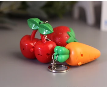 50pcs/veľa Zvuk a LED 3D Ovocia, Zeleniny Mrkva Jahoda Keychain Kokosové Palmy Keyring Melón prívesok Cherry Tlačidlo Krúžky