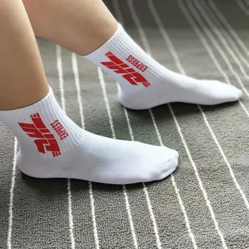 Street IN príliv ponožky mužov a žien potu-absorbent športové pančuchy, biela a čierna stredne trubice písmená high-tube bavlnené ponožky