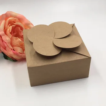 50PC/Veľa 8*8*3.5 cm Kraft Lepenka Darčekové Krabice Kvet Tvar Candy Bag Svadobné Vykonávať Prípadoch Package Box