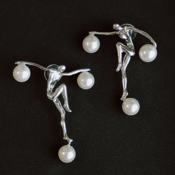 HANGZHI 2020 Nové S925 Textúra dizajn dynamická darebák kovové pearl asymetrie Stud Náušnice pre Ženu Dievčatá Strana Šperky Darček