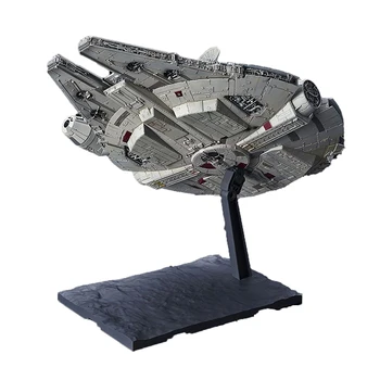 BANDAI Star Wars 1/144 Klasické kozmickej lodi Millennium Falcon Luke Skywalker Montáž Model Kolekcie Ozdôb